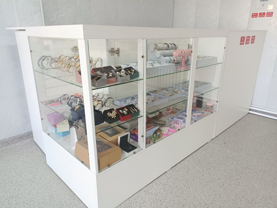 Продам стеллажи и витрину