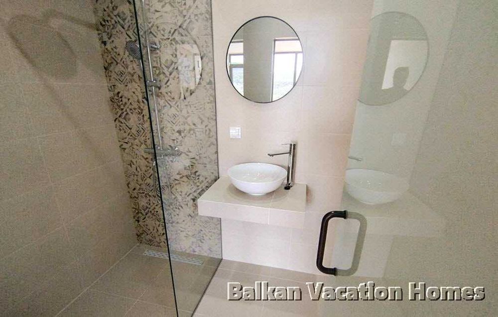 Нова, нискоенергийна къща на 4 км от Албена