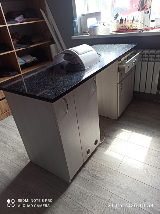 Продам стол для маникюра большой и гель лаки.
