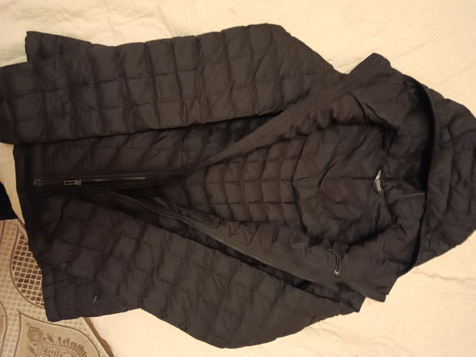 Тънко яке на марка the north Fese