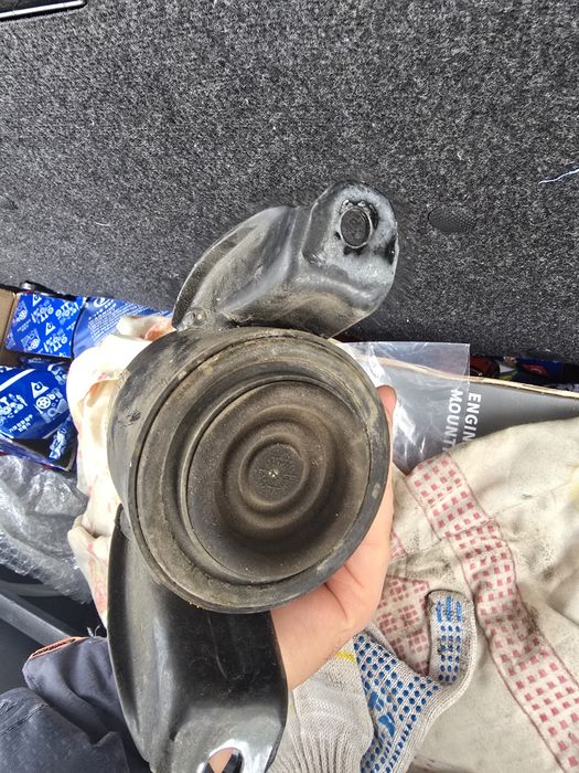 Подушка двигателя