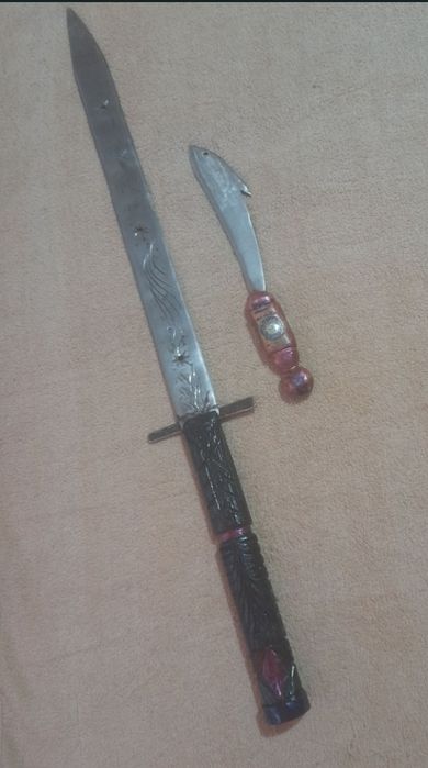 Vând sabie și maceta