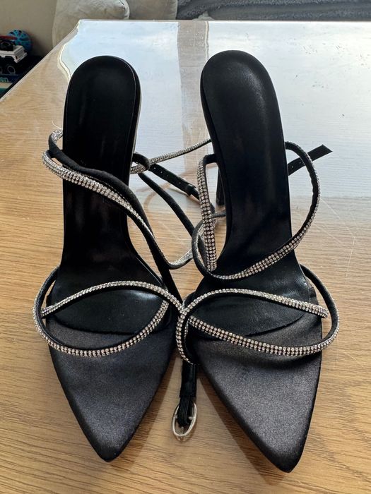 Черни сандали на ток