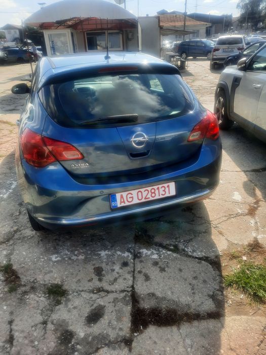 Opel astra j limuzină