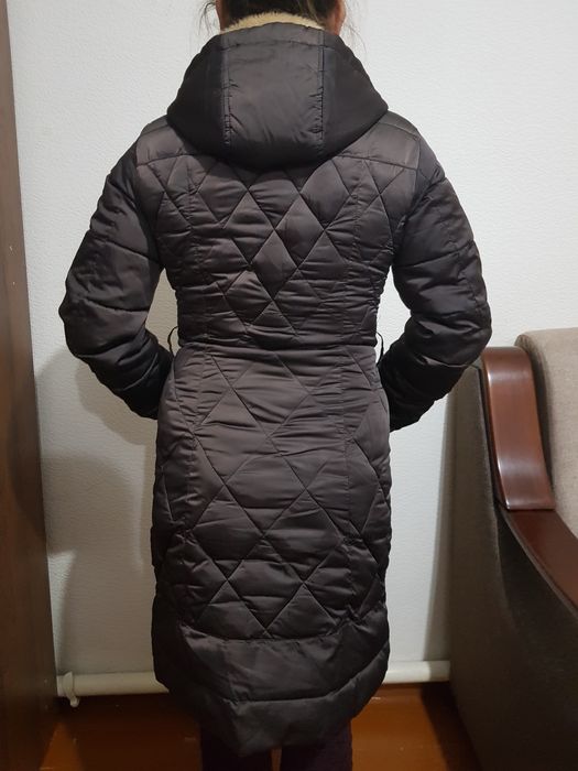 Брендовая зимняя куртка  с меховым воротником и капю