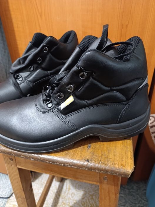 Vând bocanci de lucru