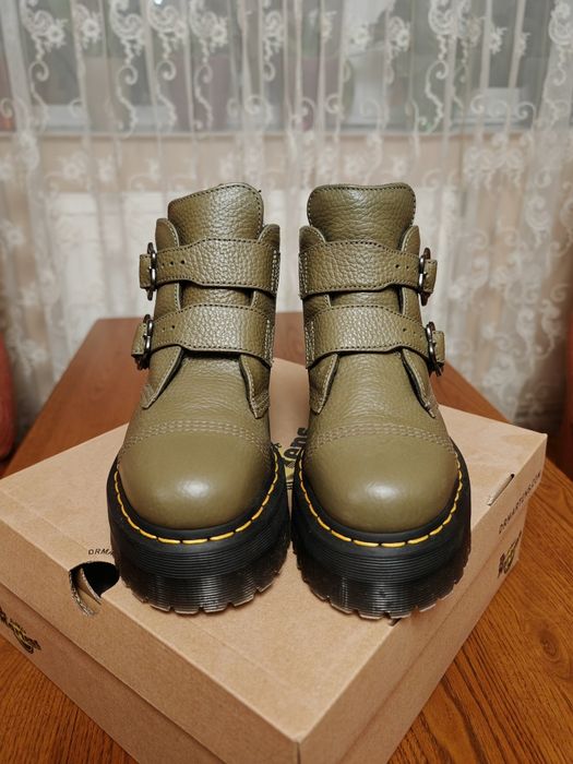 Ghete Dr. Martens Devon Flower Buckle femei