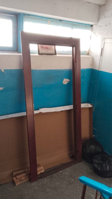 Продам металлическую дверь.