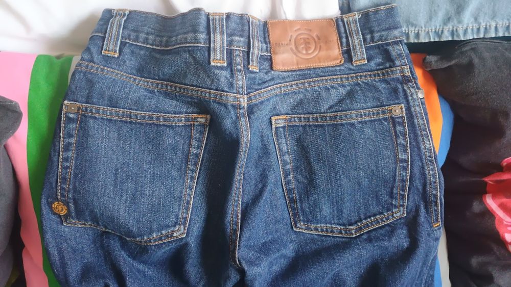 Продавам дамски дънки Element