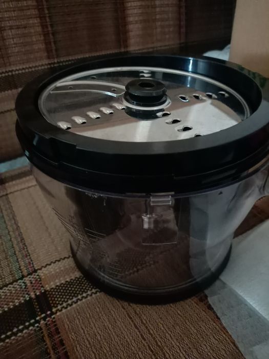 Блендер. На запчасти родам PHILIPS HR1377.