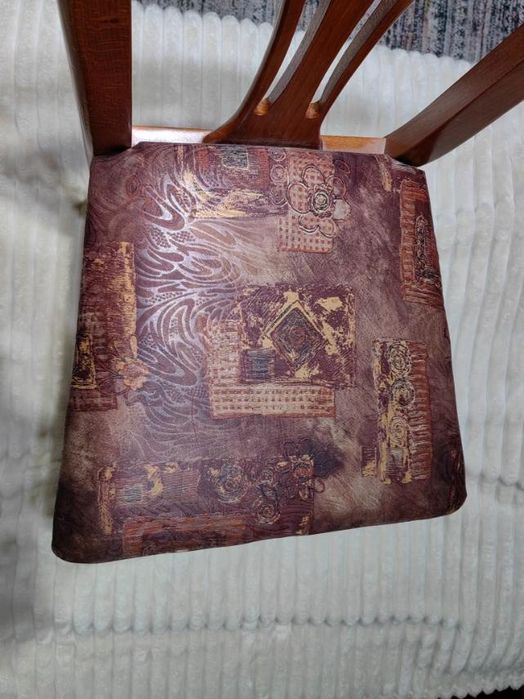 Продавам кухненски столове