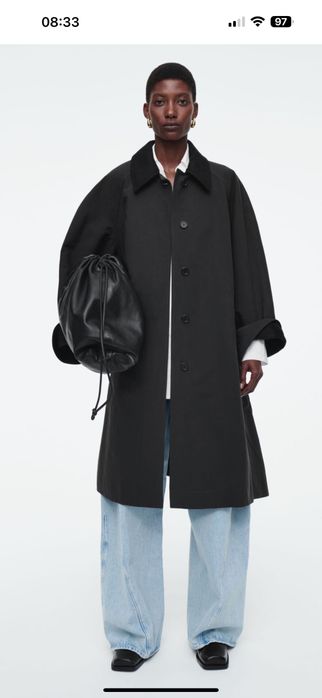 Женское пальто бренда COS.