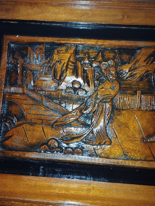 Прекрасна масичка със дърворезба