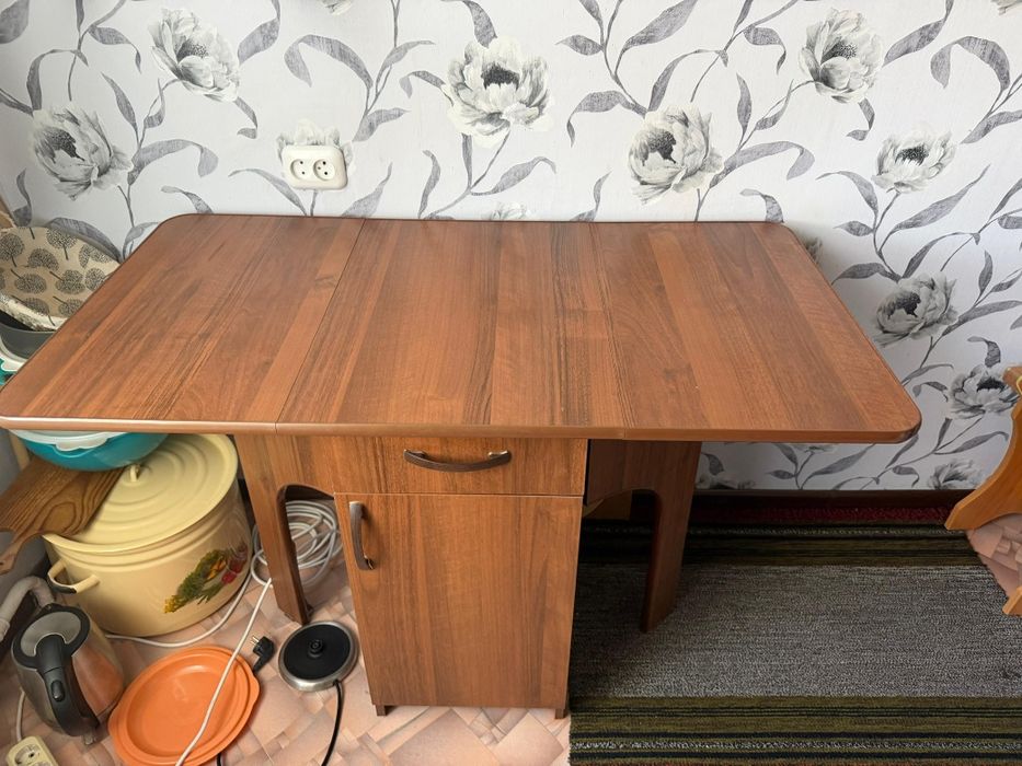 Продам столы тумбовые