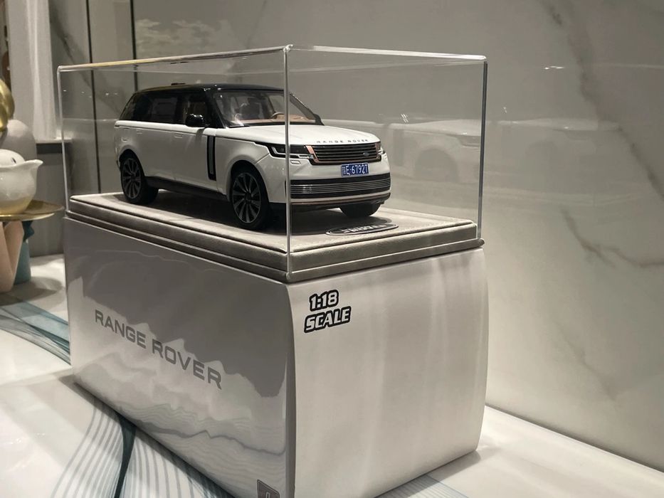 Range  Rover  autobiography 1:18 modeli kichratilgan varianti.