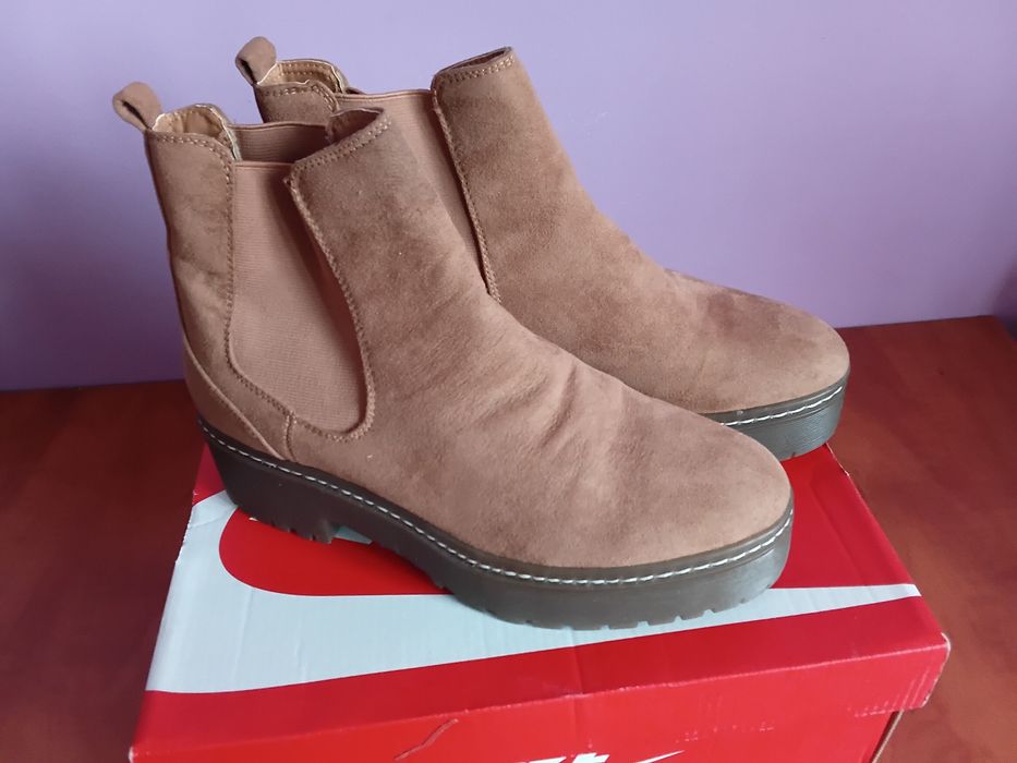 Vànd Ghete Dama Bershka  Marimea 38 Italia  Noi