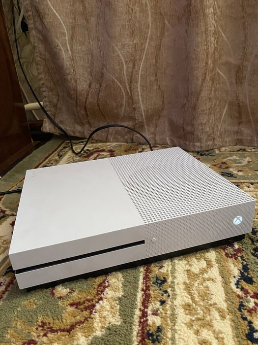 Продам Xbox one s в идеальном состоянии