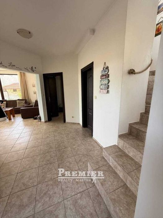 Двуетажна самостоятелна къща