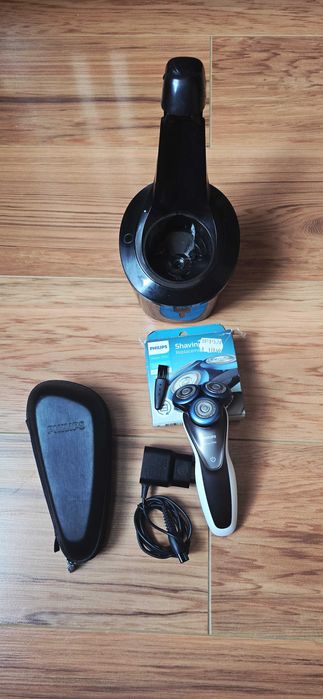 Електрическа самобръсначка Philips пълен комплект + резервна глава