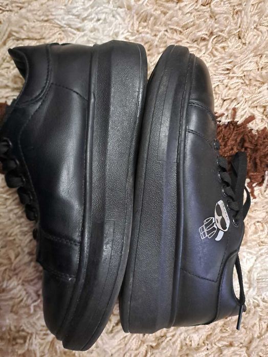 Черни спортни обувки