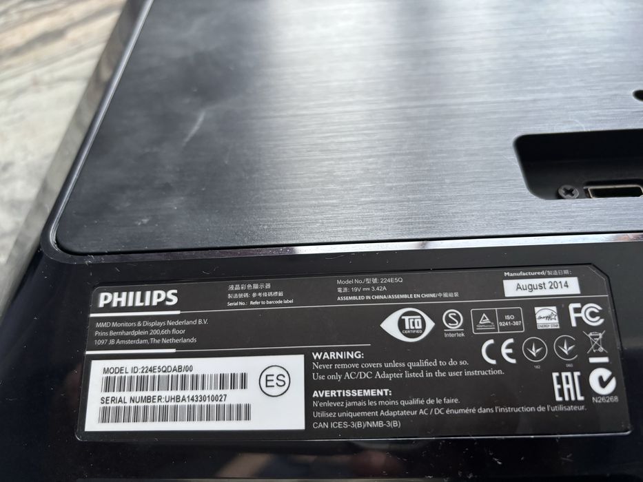 Монитор марки Philips с игровой клавиатурой