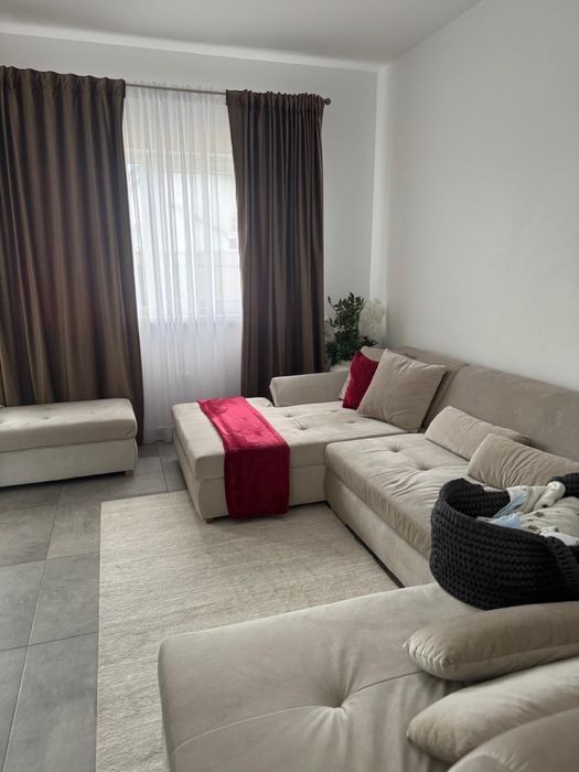 Vand canapea folosita 3 luni e ca noua. negociabil!