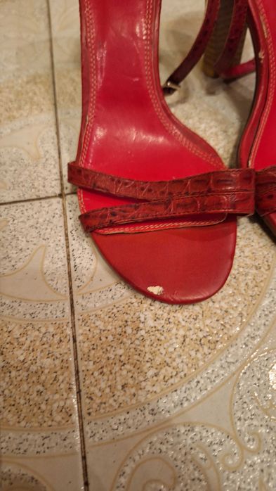 Червени кожени сандали с ток – характер и стил