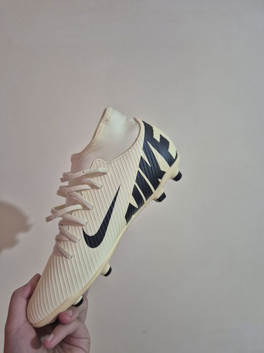 Vând ghete de fotbal nike cu crampoane  noi