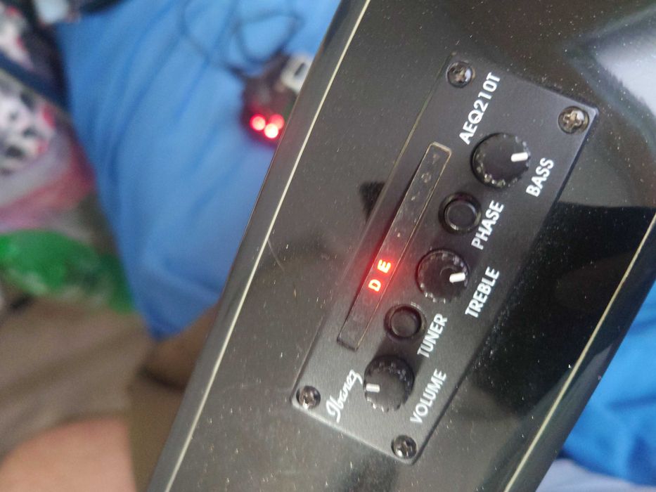 Акустична Китара Ibanez с колан, презареждаща 9 волтова батерия и колан Fender