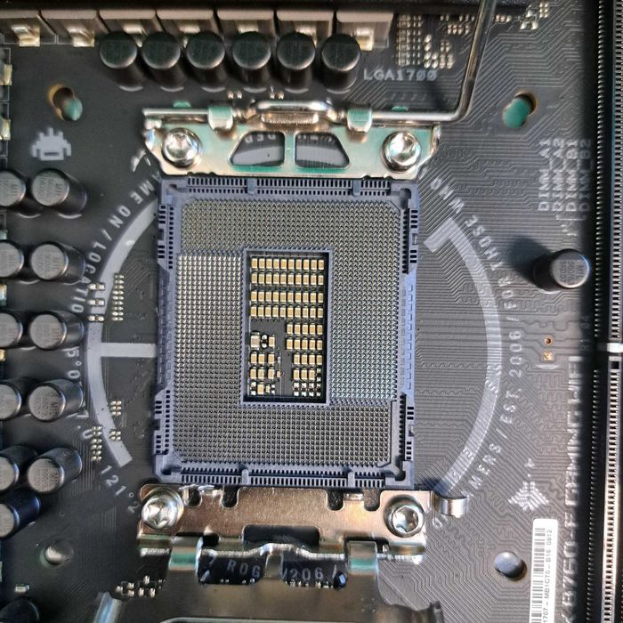 Placa de baza ASUS ROG STRIX B760-F GAMING WIFI defecta