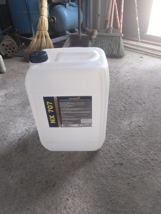 20 литровый канистры продаются около