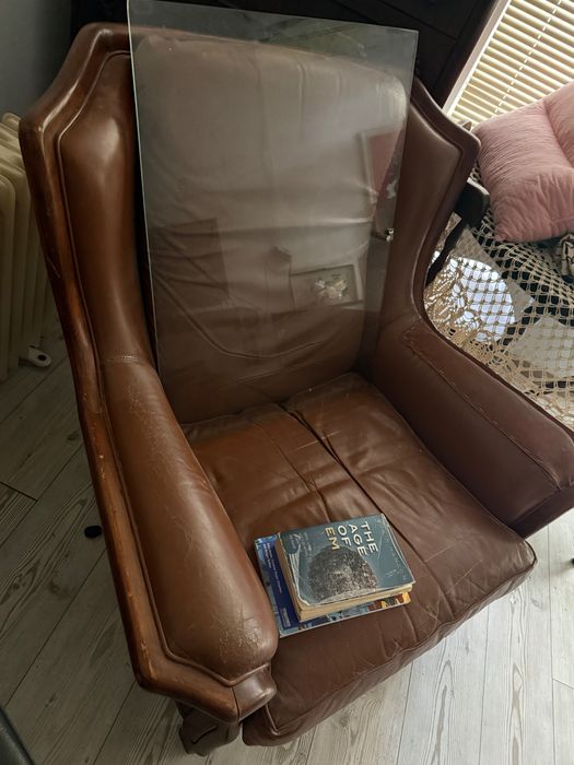 Леко кожено кресло с основа дърво и ратан