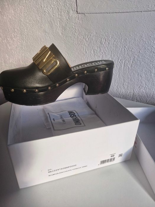 Сабо от естествена кожа на Moschino номер 40, но отговарят на 39 номер