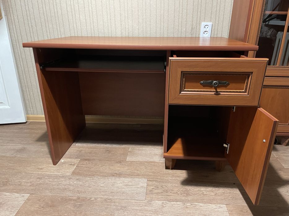 Продам шкаф и стол Нью-Йорк «Гербор»