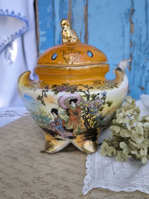 Японски порцеланов съд с капак( арома/ тамян)