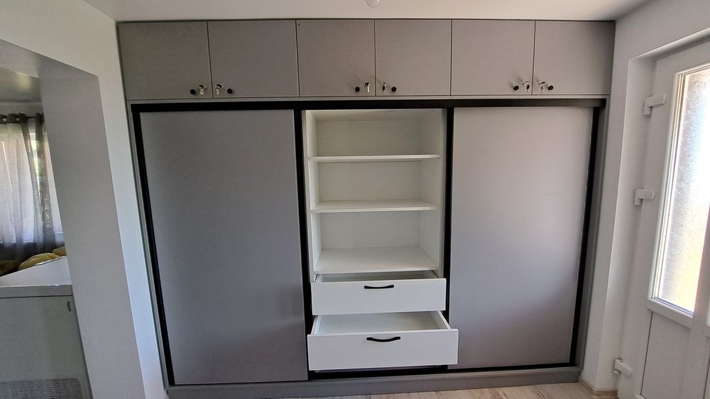 Mobila la comanda si montaj de serie