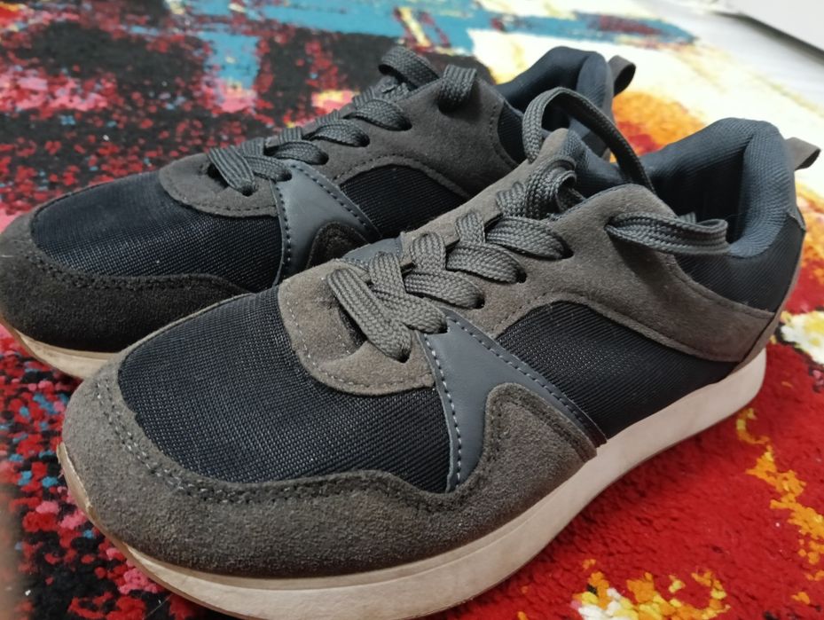 Vând adidași eleganți in stare buna