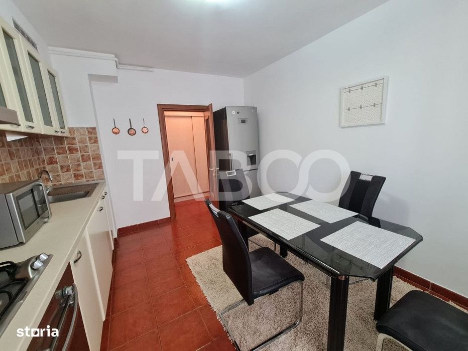 Apartament spatios cu 3 camere si 2 bai plus balcon in zona Central