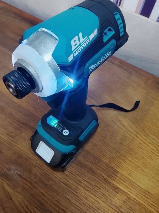 Autofiletanta impact Makita DTD171  cu o baterie de 6a Nou