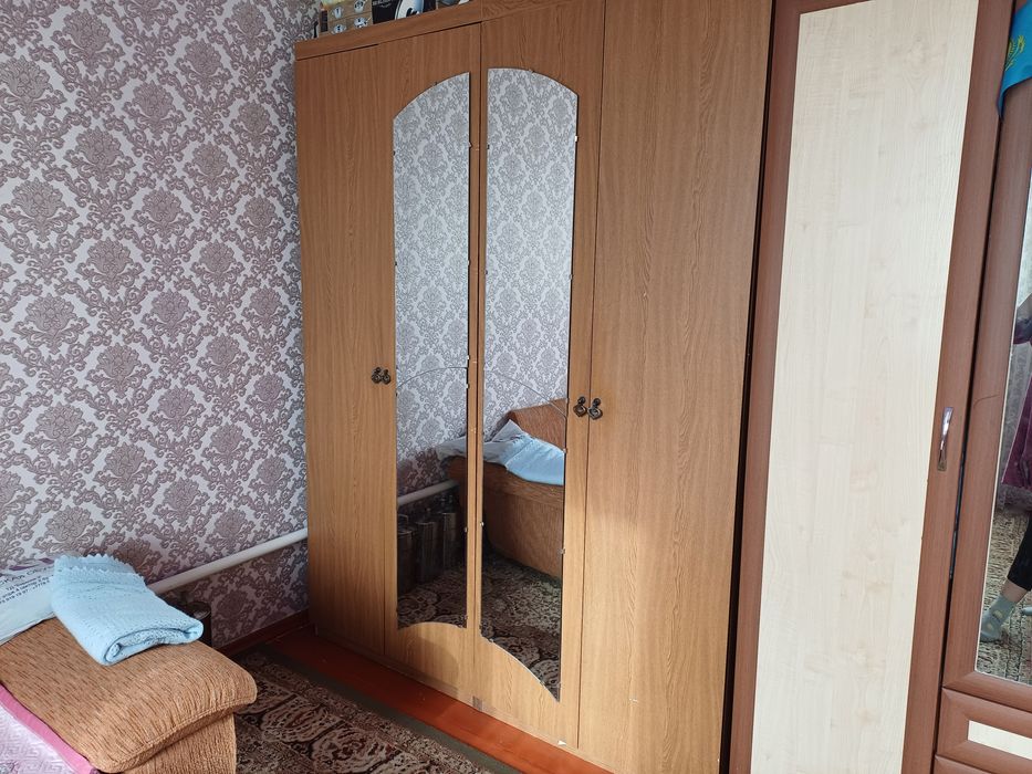 Срочно .Шкафы,спальные кроватьи