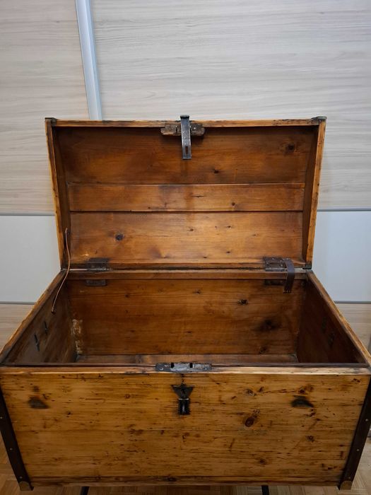 Стари дървени сандъци