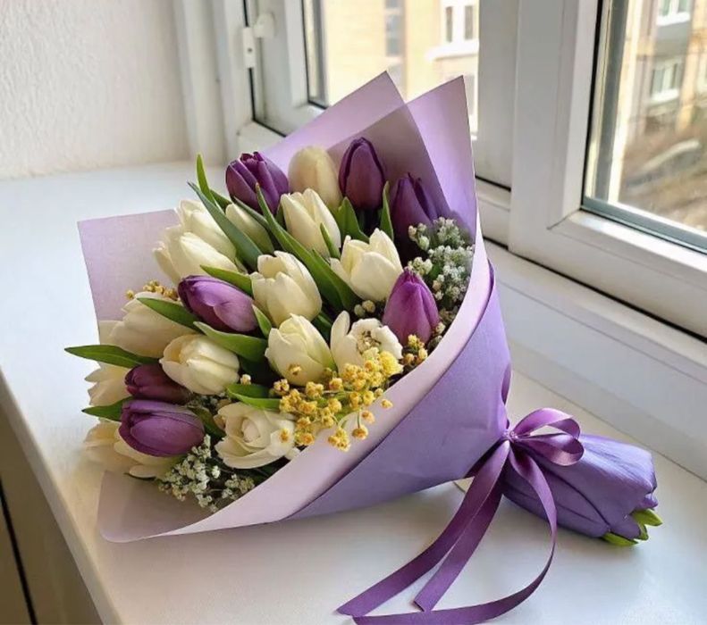 Букеты тюльпанов с оформлением