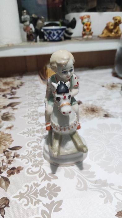 Продам статуэтку мальчик на лошадке