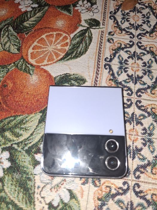 Vând un Galaxy Z Flip 4