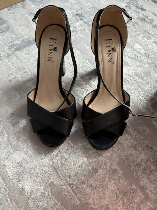 Кожаные обуви босоножки