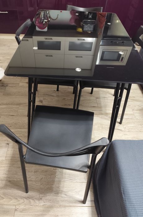 Стъклена трапезна  маса с четири стола