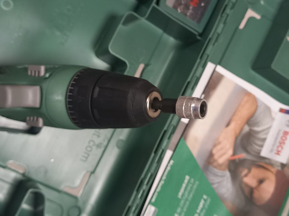 Mașina de insurubat si gaurit Bosch Universal Drill 18V