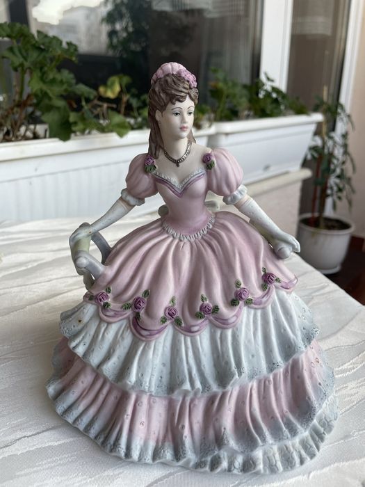 Фигура Coalport Rojal Gaia