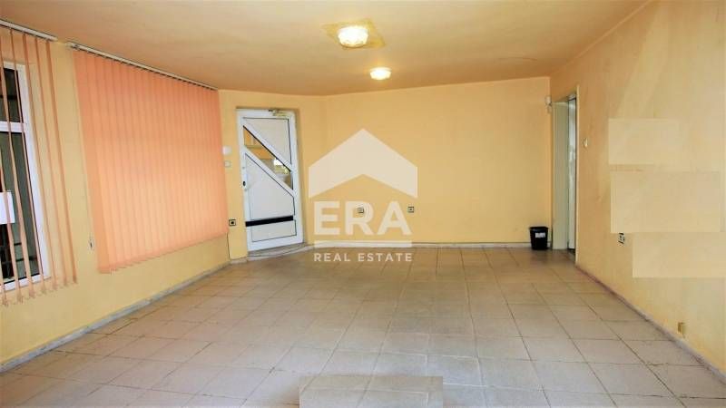 Партерен офис под наем, с лице 5 м, в тухлена жилищна сграда, в района