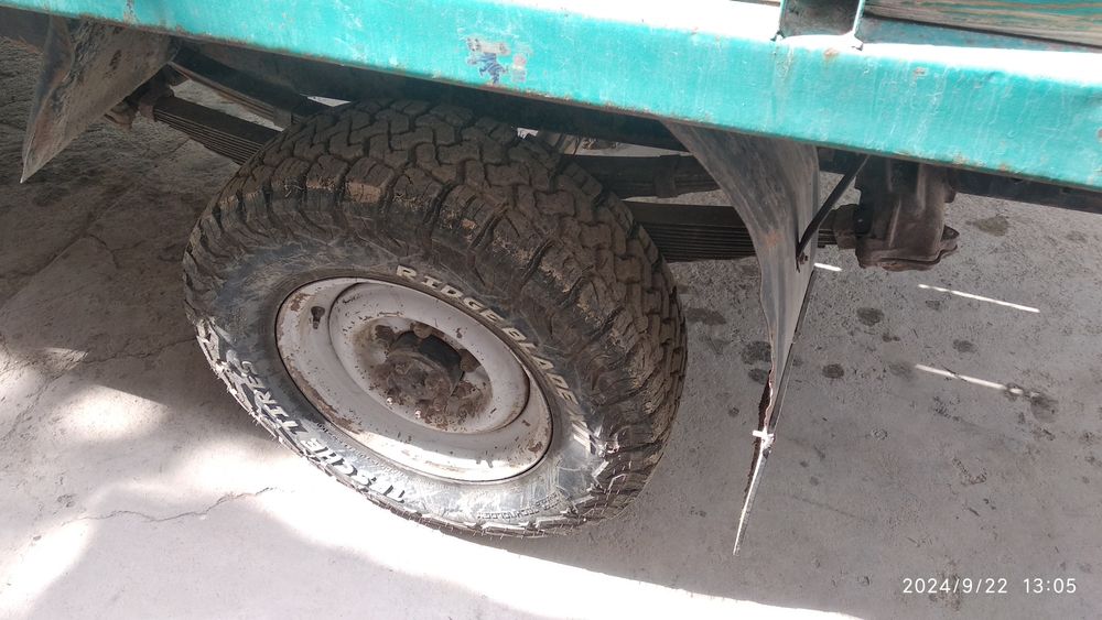 Uaz moshina sotiladi